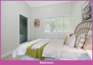 汤斯维尔Harold Street 139的卧室配有带白色墙壁和窗户的床