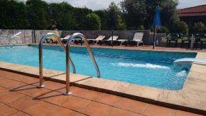 伊斯拉Villas Verdemar的游泳池,里面装有两个金属扶手