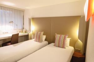 布隆钟楼里昂布隆厄尔波酒店的酒店客房配有两张床和一张书桌