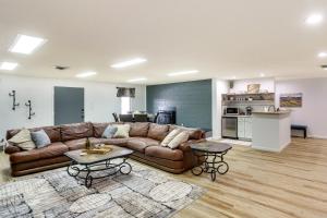 拉皮德城Rapid City Apartment with Mountain Views!的客厅配有棕色沙发和2张桌子