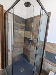 圣文森特Maison Alice的浴室内带玻璃淋浴间