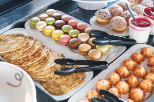布隆钟楼里昂布隆厄尔波酒店的包括不同种类糕点和甜甜圈的自助餐
