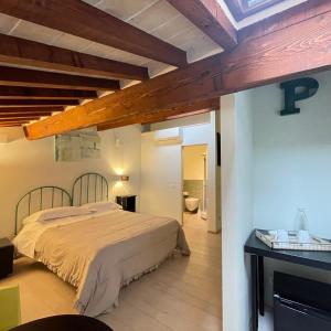 蒙特普齐亚诺Guesthouse Via Di Gracciano - Adults Only的一间卧室,卧室内配有一张大床