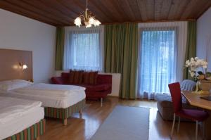 穆尔河畔布鲁克Gasthof Pichler的酒店客房,设有两张床和一张沙发