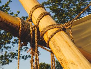 HillierFronterra Farm- Luxury Camp Experiences的木杆上紧闭的绳子