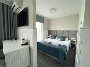 新古提Marina Śniardwy Resort的一间卧室配有一张带蓝色枕头的床