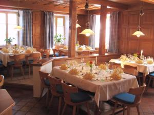 希明格加斯托夫苏奥柏威尔特酒店的一间设有许多桌椅和桌子的餐厅