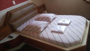 圣保罗Hotel Malibu (ADULT ONLY)的一张带两个枕头的小床