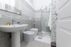 加利波利Tropical - Boutique Apartment的白色的浴室设有水槽和卫生间。