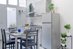 加利波利Tropical - Boutique Apartment的厨房配有桌椅和冰箱。
