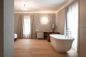 卡尔达罗Leuchtenburg am See的一间位于客房内的带白色浴缸的浴室
