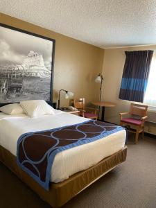 奥加拉拉奥加拉拉速8酒店的酒店客房设有一张大床和一张桌子。
