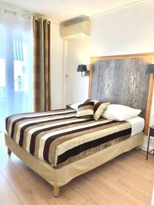 圣马迪拉莫卢马克斯酒店的一间卧室配有一张大床和木制床头板