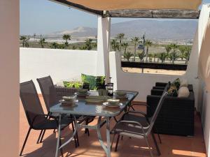 阿尔阿马德穆尔西亚Condado de Alhama Murcia的美景阳台配有桌椅