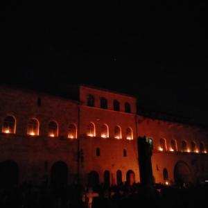 阿西西Appartamenti Santa Chiara的一座建筑,晚上有灯