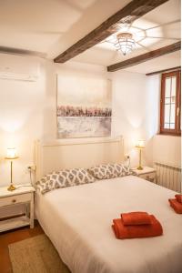 托莱多Hammam de Zeid的卧室配有一张白色大床和两盏灯。