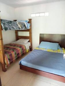 JenesanoFinca de descanso Amai Haru Jenesano的一间卧室配有两张双层床和一张小床。