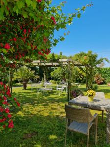 卡瓦利诺Casa Pianta的花园里种满鲜花,配有桌椅
