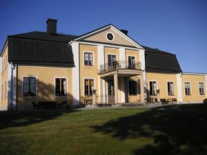 StrömsholmThottska Villan的黑色屋顶的大型白色房屋