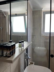 雅典Stunning Penthouse Combo near Glyfada - free Parking的一间带水槽和镜子的浴室