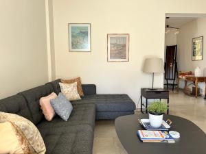 雅典Stunning Penthouse Combo near Glyfada - free Parking的客厅配有沙发和桌子