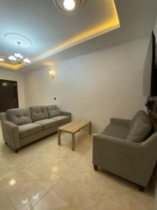 艾卜哈قمم بارك Qimam Park Hotel 4的客厅配有两张沙发和一张咖啡桌