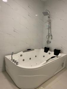 艾卜哈قمم بارك Qimam Park Hotel 4的白色浴室内的白色浴缸
