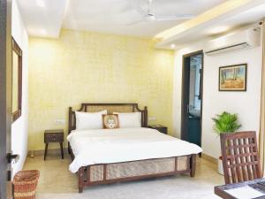 新德里Avatar Living@ Greater Kailash 2的一间卧室,卧室内配有一张大床