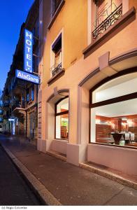 洛桑阿拉加里酒店的两面带照明窗的前方建筑