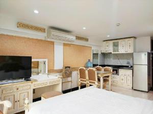 胡志明市345AB Sai Gon Hotel的厨房配有桌椅和电视。