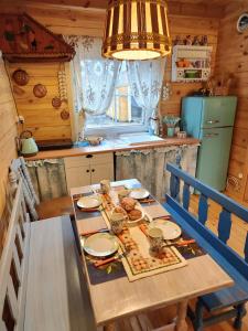 Domek z bala na Podlasiu z balią ogrodową的厨房配有带食物的木桌