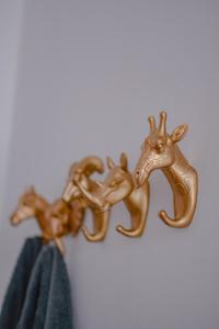 奈梅亨巴巴罗萨旅馆 的铜毛巾架上有三长颈鹿
