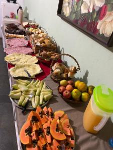 圣洛伦索Pousada do Solar的桌上的水果和蔬菜自助餐