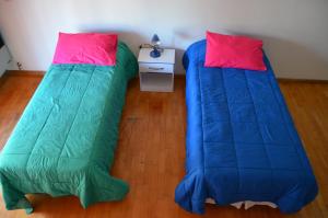 布宜诺斯艾利斯Apartamento Viajero的两张睡床彼此相邻,位于一个房间里