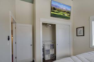 雷德蒙德Tranquil Charm的卧室配有一张床,墙上配有电视。