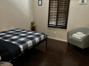 埃尔帕索Hidden Gem Cozy Home MiCasa TuCasa的卧室配有床、椅子和窗户。