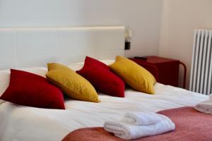 吉法Belvedere 229 Lakeview Apartment的一张带红色和黄色枕头的床,床上配有毛巾
