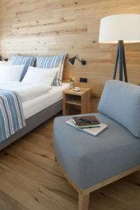 慕尼黑M120公寓式酒店的一间卧室配有一张床和一把带灯的椅子