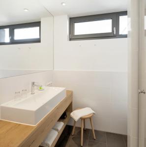 慕尼黑M120公寓式酒店的白色的浴室设有水槽和镜子