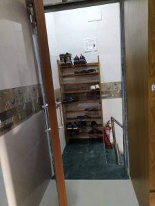 孟买SD Hostel AC Deluxe的走廊里,房间里放着一双鞋