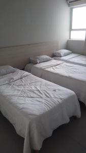 普鲁登特总统城HOTEL ITAVERÁ BRASIL的带窗户的客房内的三张床