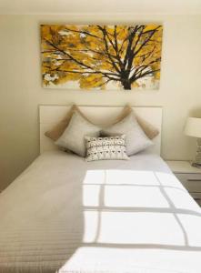 洛杉矶2 Bd Beverly Hills Guest House的一间卧室配有一张壁画床
