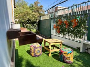 圣地亚哥Casona Lorena的后院,带桌子、长凳和鲜花