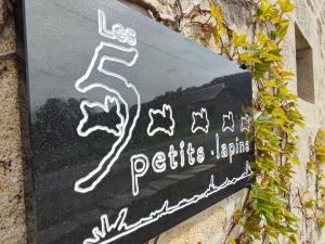 BarLes 5 Petits Lapins的墙上读着朱美拉小字的标志