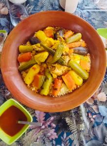 马拉喀什La Ferme des Tipis Marrakech的桌上一碗蔬菜食品