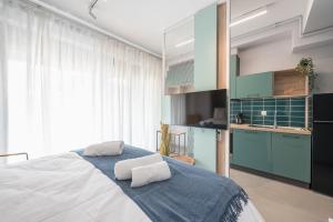 雅典Stylish Urban Suites的一间卧室配有一张带蓝色橱柜的大床