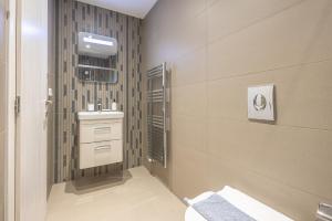 雅典Stylish Urban Suites的一间带水槽和卫生间的浴室