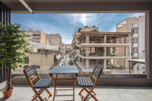 雅典Stylish Urban Suites的市景阳台配有桌椅