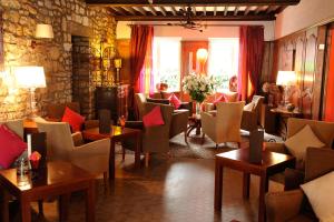 多勒Hotel La Chaumiere的一间带沙发和桌椅的餐厅