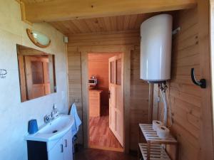 尤斯托尼莫斯基Hals domki letniskowe的客房内设有带水槽和卫生间的浴室